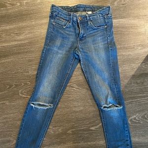 H&M Skinny jean with distressed knees